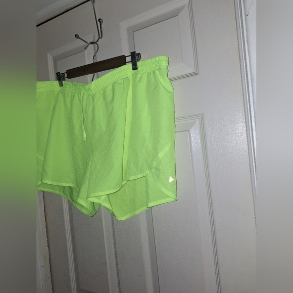 Old navy women's XXL running shorts - Picture 2 of 5